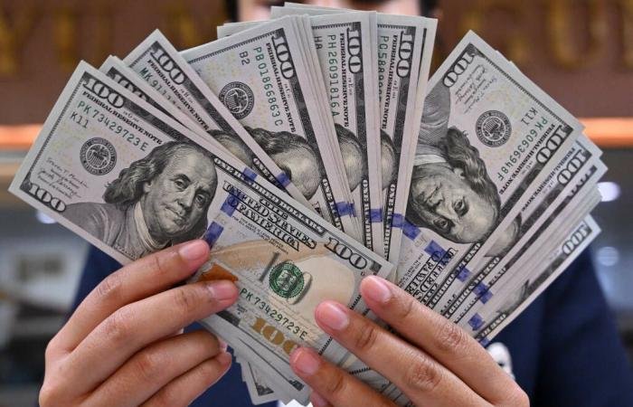 مباشر السعودية | الدولار يرتفع لأعلى مستوياته في أسبوعين مع لهجة وارش المتشددة