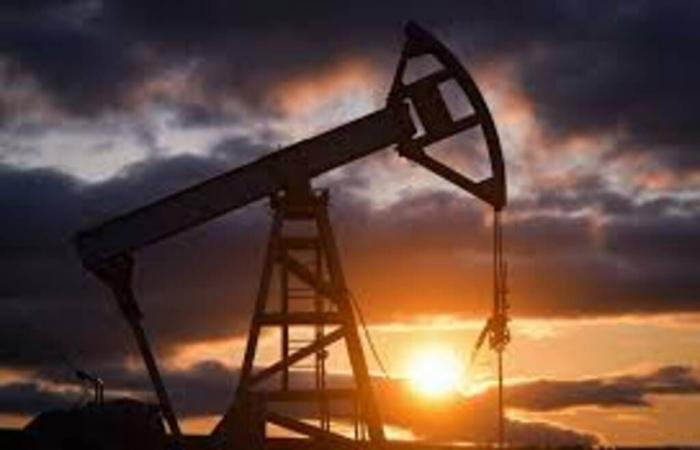مباشر السعودية | النفط يتراجع عند التسوية مع تقييم تصريحات وارش وتطورات هرمز