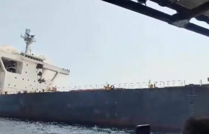 مباشر السعودية | غرق سفينتي بضائع قرب مضيق هرمز مع تصاعد الهجمات الإيرانية
